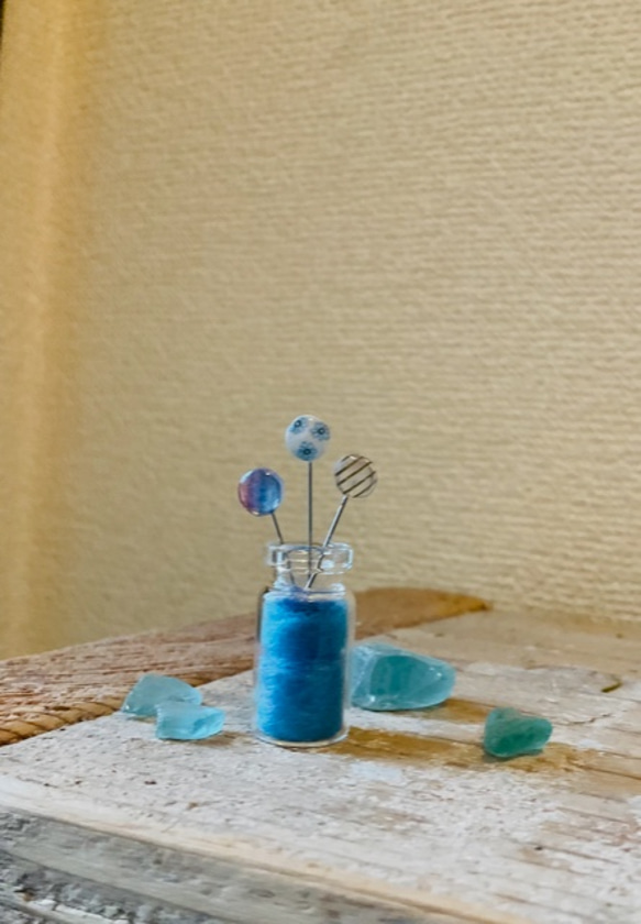 ブルーの小花とシマシマまち針 1枚目の画像