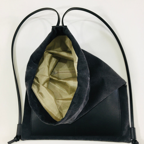 ピッグスエードと本革のナップサック(黒) リュック・バックパック