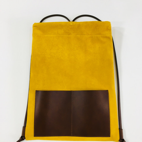 オトナのナップサック／スエード キャメル ピッグスエードと本革のナップサック(黄色) リュック・バック