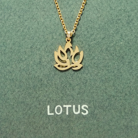 [紐約免運費] 英文設計「LOTUS」蓮花刻字吊墜 第2張的照片