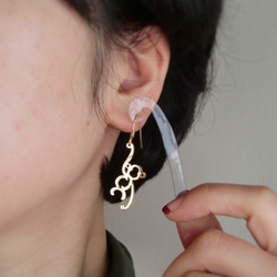 Monkey earring in Arabic, wordpicture unique jewelry 第2張的照片