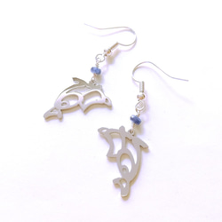 平假名設計“海豚”字母圖案耳環，鑲嵌九月生日石藍寶石（可替換為耳環硬件） 第6張的照片