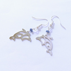 平假名設計“海豚”字母圖案耳環，鑲嵌九月生日石藍寶石（可替換為耳環硬件） 第7張的照片