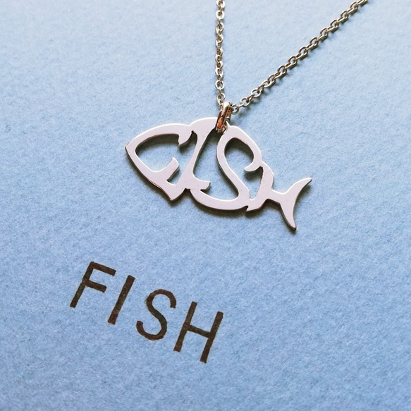 英語 “FISH(魚)” 文字絵 ペンダント 2枚目の画像