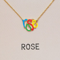 英語でデザイン “ROSE(バラ)” 文字絵 ペンダント 母の日ギフトにもぴったり 3枚目の画像