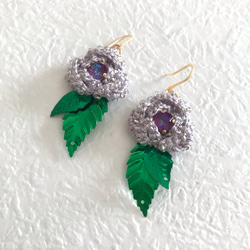 編み花の耳飾り さんかく 薄紫 1枚目の画像