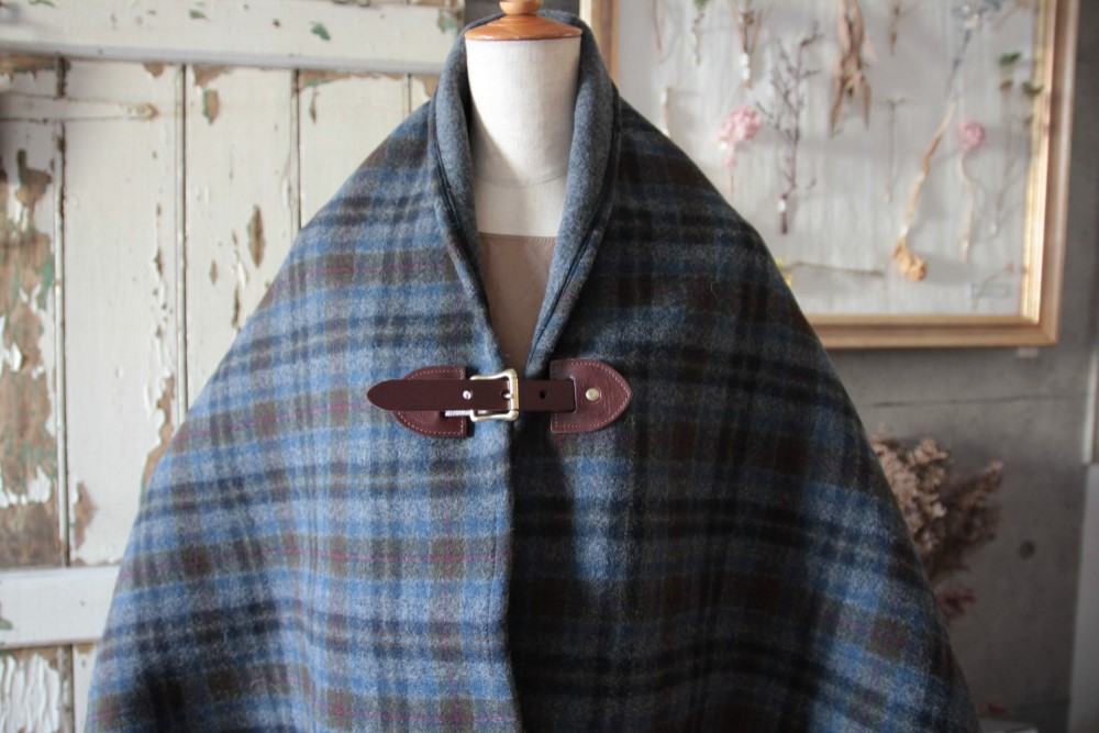 グレー系チェック 男性にも似合うカラーです。カシミアウールポンチョ  濃茶レザー