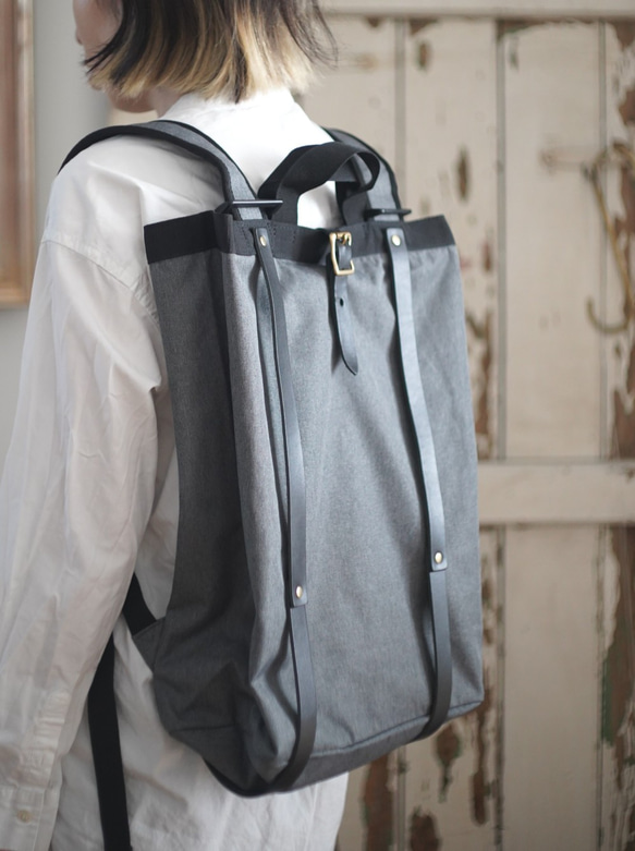 ●超輕量400g ●男女皆宜的Heather grey x black leather 2WAY backpack Nylon 第2張的照片