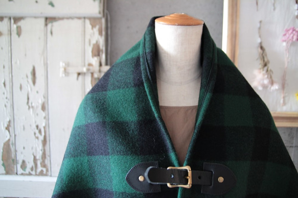 英国羊毛のツイードポンチョ 緑x黒チェック 黒レザー 1枚目の画像