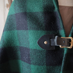 英国羊毛のツイードポンチョ 緑x黒チェック 黒レザー 3枚目の画像