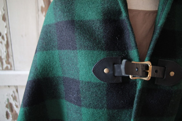 英国羊毛のツイードポンチョ 緑x黒チェック 黒レザー 3枚目の画像