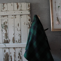 英国羊毛のツイードポンチョ 緑x黒チェック 黒レザー 5枚目の画像