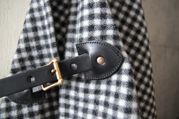 Gingham Check ■ Monotone ■ Wool Poncho x Black Leather Alpaca Bl 第3張的照片