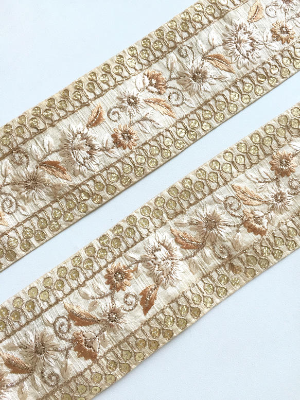 【0.5ヤード/45cm】インド刺繍リボン オフホワイト　シルク　フラワー 2枚目の画像