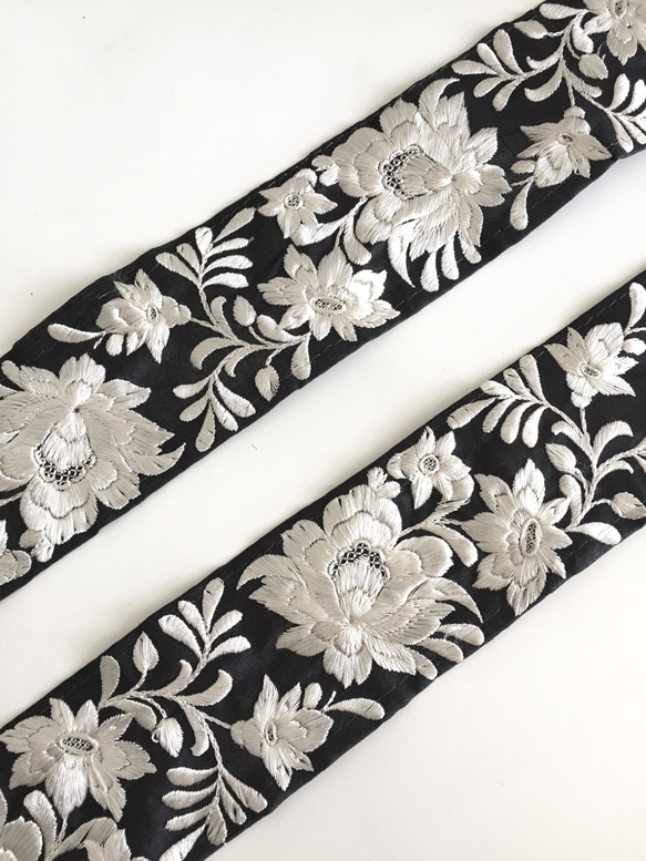 インド刺繍リボン　シルク　ブラックxホワイト 1枚目の画像