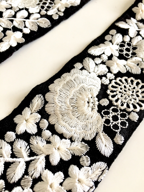 【50cm】インド刺繍リボン ブラックxホワイト　シルク 3枚目の画像