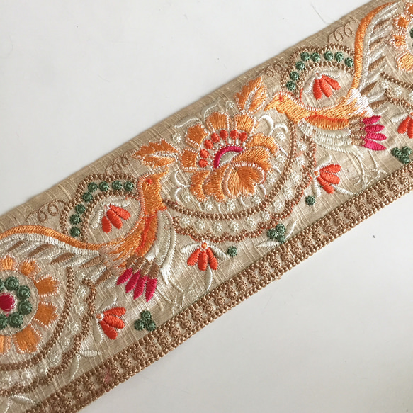 【50cm】インド刺繍リボン アイボリーxオレンジ　バード　シルク 1枚目の画像