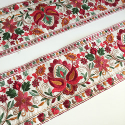 【50cm】インド刺繍リボン アイボリーxレッド　フラワー　シルク　SS157 1枚目の画像