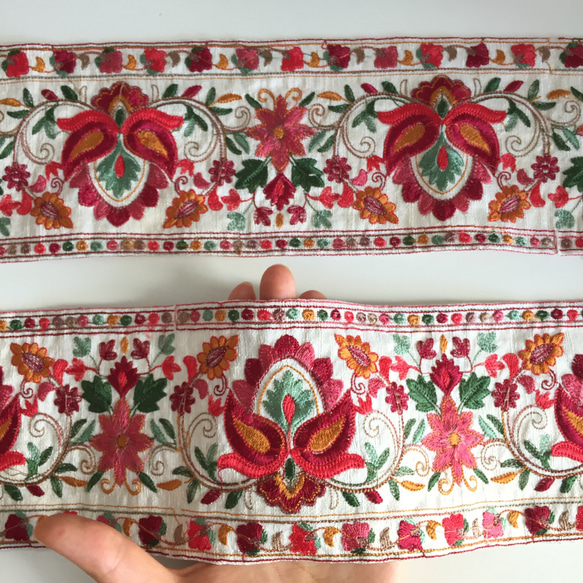 【50cm】インド刺繍リボン アイボリーxレッド　フラワー　シルク　SS157 4枚目の画像