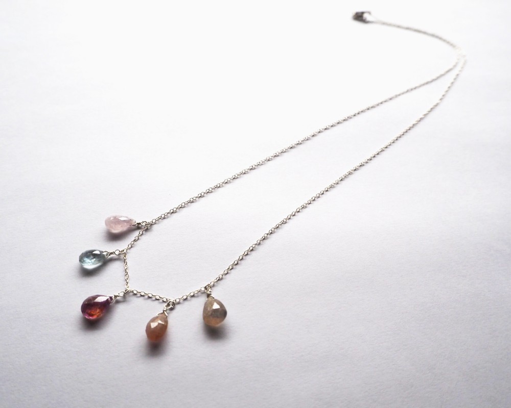 マルチカラーサファイア5粒のネックレス【シルバー】