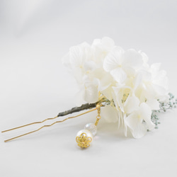 Priza繡球花和野兔草頭髮裝飾白色 第1張的照片