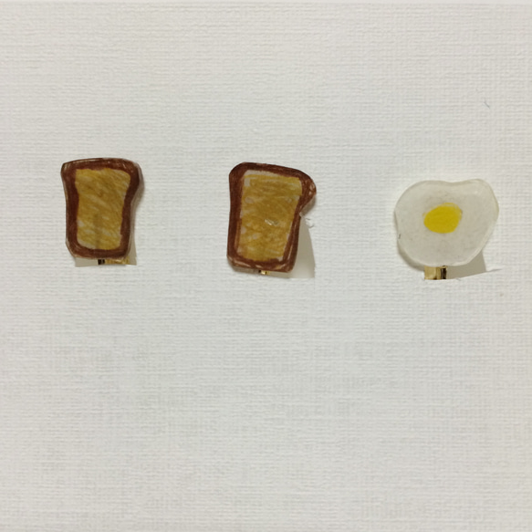 食パンと目玉焼きのイヤリング 1枚目の画像