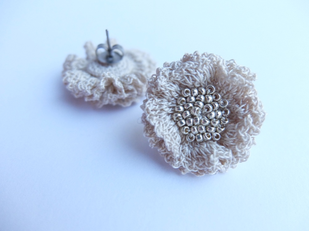 お花ピアス　グレージュ