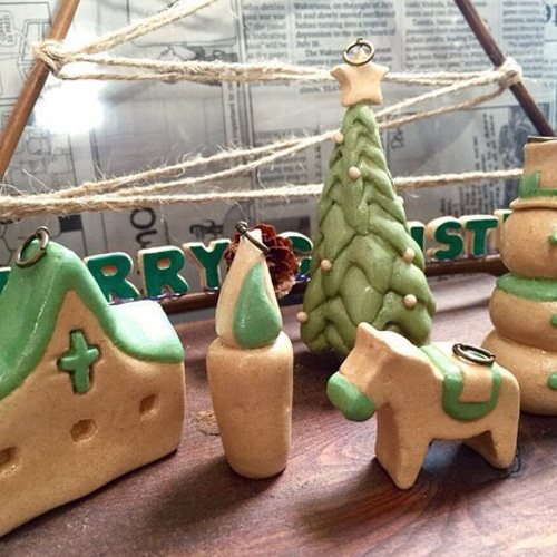 クリスマスオーナメントの三角リース（グリーン） リース Monrivi