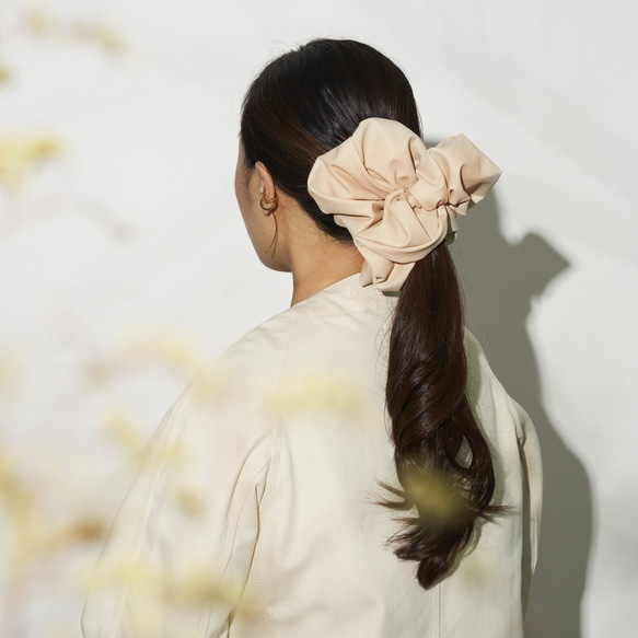 春の新色】フェイクレザービッグシュシュ アイボリー シュシュ franmom