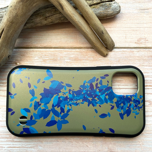 スマホケース■ iPhone13対応□ 耐衝撃■ グリップケース□ Blue leaf・カーキ 6枚目の画像