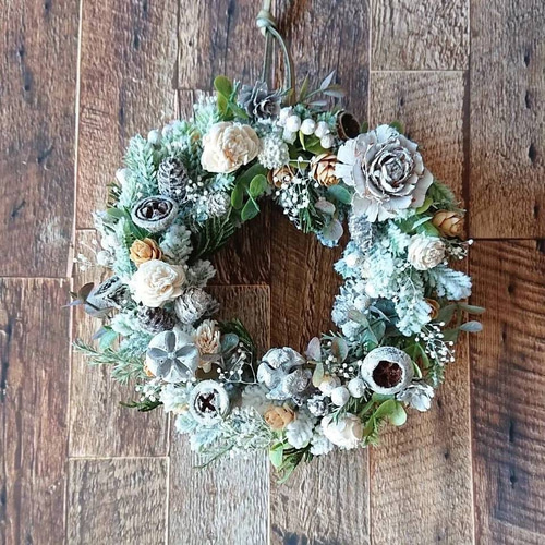 ナチュラルなクリスマスリース。小さめの可愛らしいリース