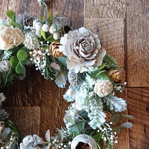 ナチュラルなクリスマスリース。小さめの可愛らしいリース