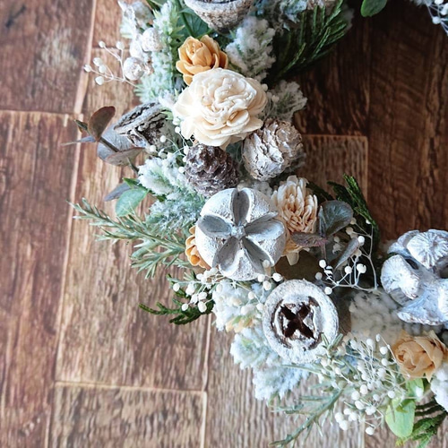 ナチュラルなクリスマスリース。小さめの可愛らしいリース