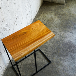ミミ付き木材のサイドテーブル縦型 { 樹種:けやき }　ベッドの隣のナイトテーブルや観葉植物などにも 4枚目の画像