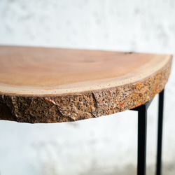 ミミ付き木材のサイドテーブル横型 { 樹種:ケヤキ }　ベッドの隣のナイトテーブルや観葉植物などにも 3枚目の画像