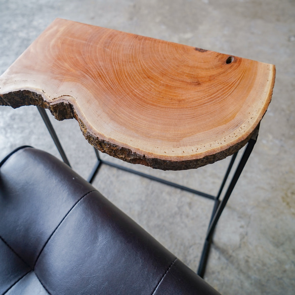 ミミ付き木材のサイドテーブル横型 { 樹種:ケヤキ }　ベッドの隣のナイトテーブルや観葉植物などにも 7枚目の画像