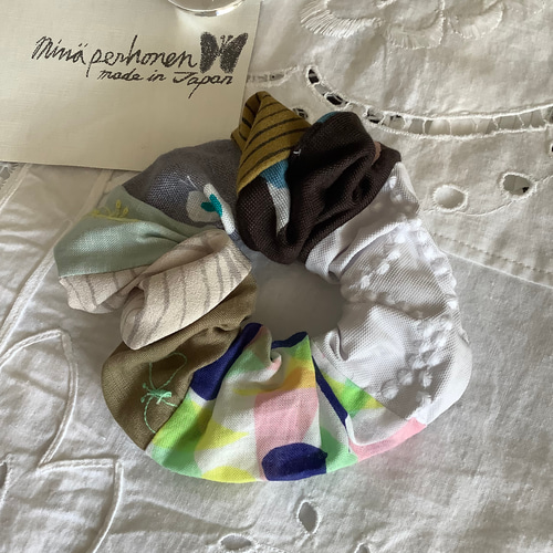 ミナペルホネン シュシュ ヘアゴム light blue✕white（ミナペルホネン  