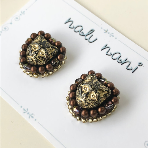 【楽ギフ_のし宛書】 受注制作】黒猫のビーズ刺繍ピアス✴︎イヤリング ピアス イヤリング・ノンホールピアス