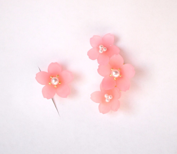 アシンメトリー　桜のイヤリング 1枚目の画像