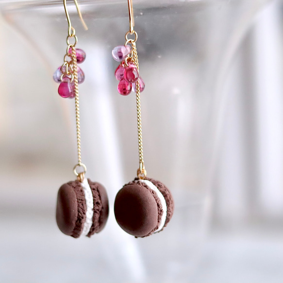 搖曳生姿的巧克力馬卡龍和紅寶石吊墜耳環 第3張的照片