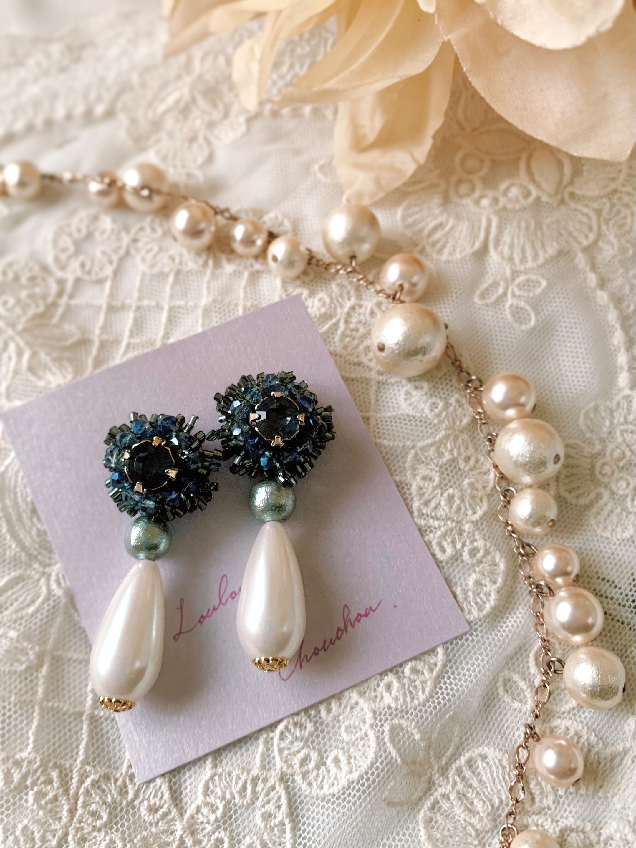 ブルーのビーズ刺繍のお花としずくパールのピアス ピアス（フック 