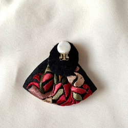 赤のヴィンテージパーツと刺繍リボンのイヤリング 5枚目の画像