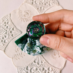 チェコガラスボタンと刺繍リボンのピアス 2枚目の画像