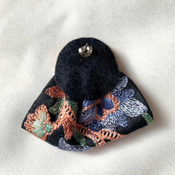 チェコガラスボタンと刺繍リボンのピアス 3枚目の画像