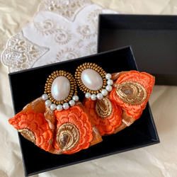 ヴィンテージパーツとオレンジの刺繍リボンのイヤリング 5枚目の画像