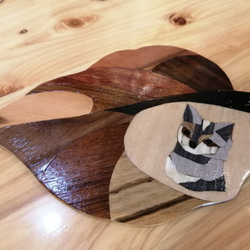 猫の絵柄が入った木の葉コースター 1枚目の画像