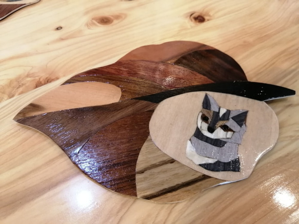 猫の絵柄が入った木の葉コースター 1枚目の画像