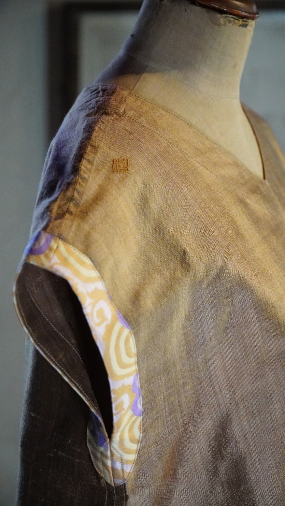 ✴️値下げしました　〜柔らかなシルクの光沢煌めく、手織り布〜　ブラウスVネック　絹　ルンタヤ　208B006 3枚目の画像