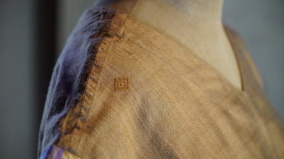 ✴️値下げしました　〜柔らかなシルクの光沢煌めく、手織り布〜　ブラウスVネック　絹　ルンタヤ　208B006 4枚目の画像