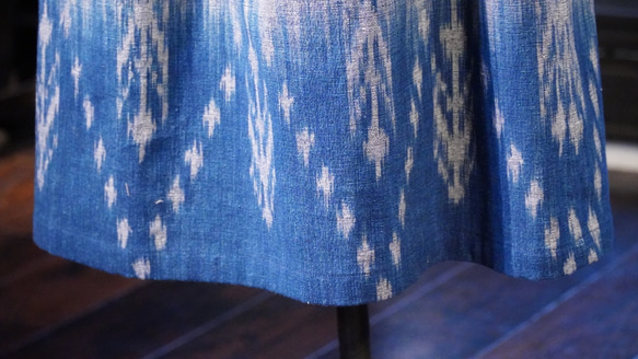 〜ラオスの空を映す藍の色〜　手紬綿スカート　シャーリング 　藍染　手織り横絣　 208C005 2枚目の画像